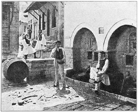 Een grieksch dorpje: Andritzéna.