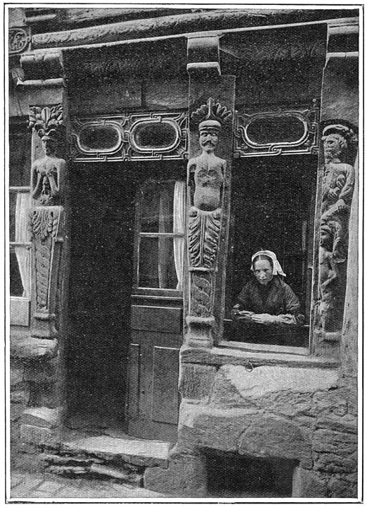 Oud huis met beeldhouwwerk in Ploërmel.