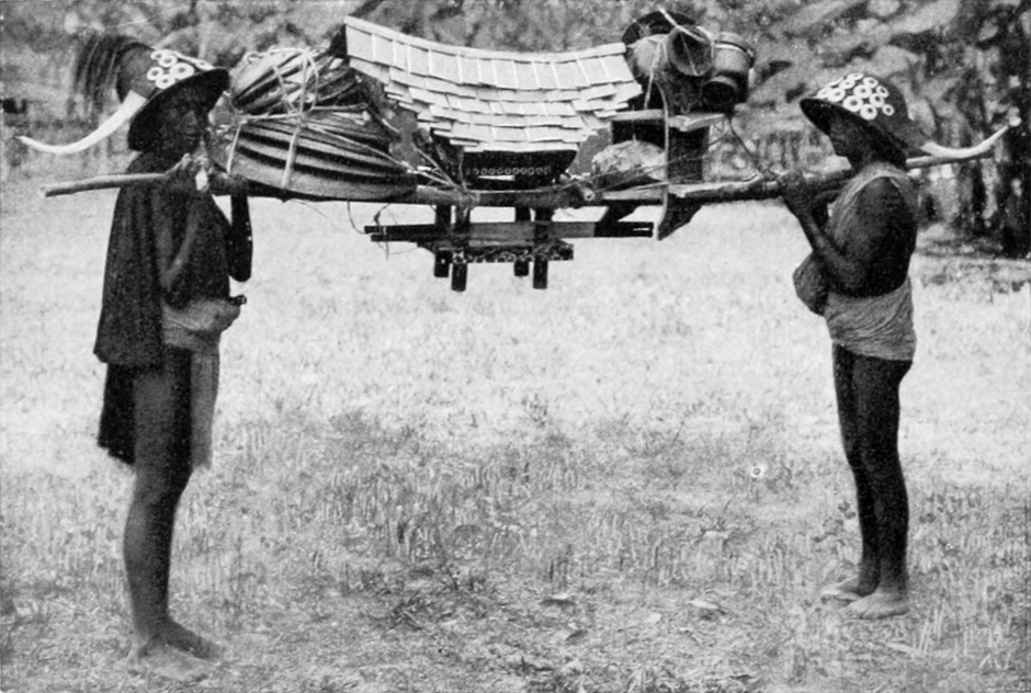 Festlich geschmückte Träger   mit Totengebeinen