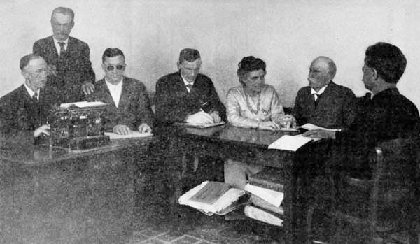 Miss Foley teaching a class of men at the Industrial Home
for the Adult Blind, Oakland, California.