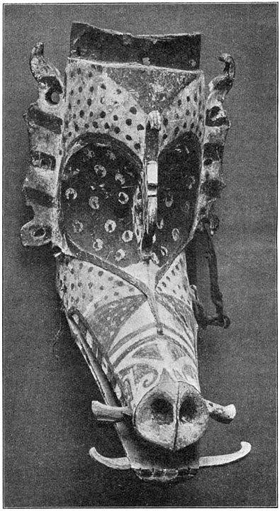 Varkensmasker (hoedo ba kap) van de Boven-Mahakam, bijna 1/5 ware grootte; coll. H. Gramberg; foto C. E. M&ouml;gle.