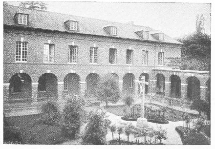 LE PREAU DU CARMEL DE LISIEUX

Un c�t� du Monast�re.

La fen�tre marqu�e d'une croix est celle de la cellule que St
Th�r�se de l'Enfant-J�sus habita pendant les derni�res ann�es de sa
vie.&mdash;A gauche la salle du Chapitre o� elle fit Profession.