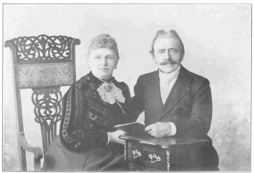 Last photograph of Herr and Frau Frikell, taken
especially for this work. Frikell died Oct. 8th, 1903, the day after
this photograph was taken. From the Harry Houdini Collection.